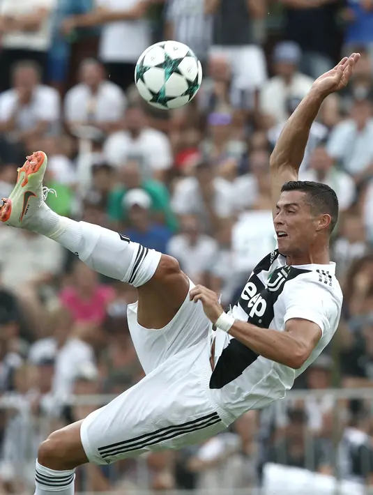 Aksi Cristiano Ronaldo saat pertandingan persahabatan antara Juventus A dan tim B di Villar Perosa, Italia utara, (12/8). Ronaldo mencetak gol usai menerima umpan panjang yang dilepaskan Federico Bernardeschi. (AFP Photo/Isabella Bonotto)