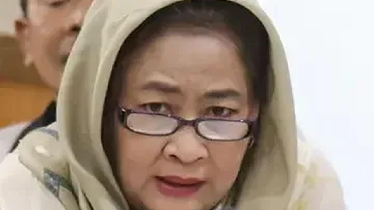 Padahal, Cinta Mega sudah dipecat oleh DPD PDIP dari keanggotannya di DPRD.