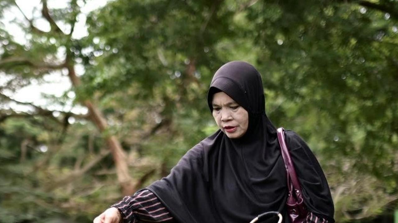Dengan hati yang penuh haru, mereka menaburkan bunga dan berdoa untuk para korban yang tak terlupakan.<br>
