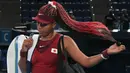 Rekan senegara Momota sekaligus petenis peringkat dua dunia, Naomi Osaka juga harus tersingkir setelah hadapi Marketa Vondrousova dari Republik Ceska. Naomi terlalu banyak melakukan kesalahan ketika bermain, ia mengaku mendapatkan tekanan yang besar di perhelatan tersebut. (Foto: AFP/Tiziana Fabi)