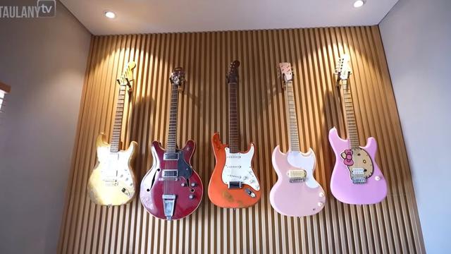 Koleksi gitar Dikta eks Yovie & Nuno di rumahnya