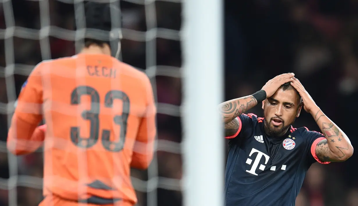 Ekspresi kekecewaan Arturo Vidal dalam lanjutan Grup F Liga Champions di Stadion Emirates, London, Rabu (21/10/2015) dini hari WIB. (EPA/Tobias Hase)