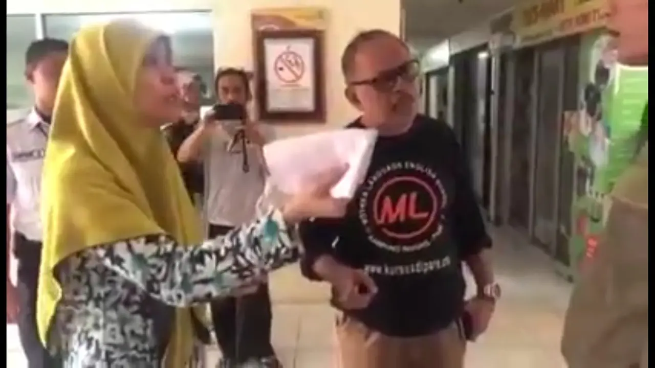 Sebuah video tentang dugan pencopotan paksa Bendera Merah Putih di sebuah apartemen di Jakarta Selatan, viral.
