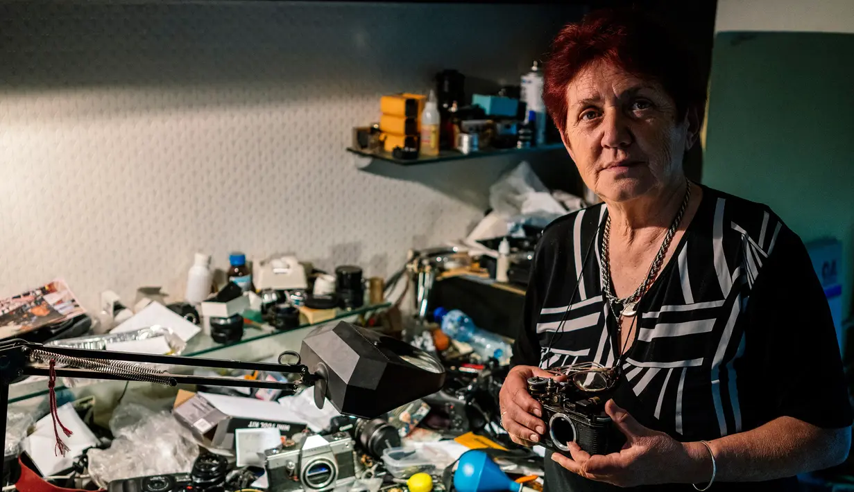 Spesialis reparasi kamera analog, Vessela Draganova berpose di bengkel kecilnya di Sofia, Bulgaria, Selasa (24/4). Vessela Draganova telah memperbaiki kamera selama 48 tahun. (AFP PHOTO/Dimitar DILKOFF)