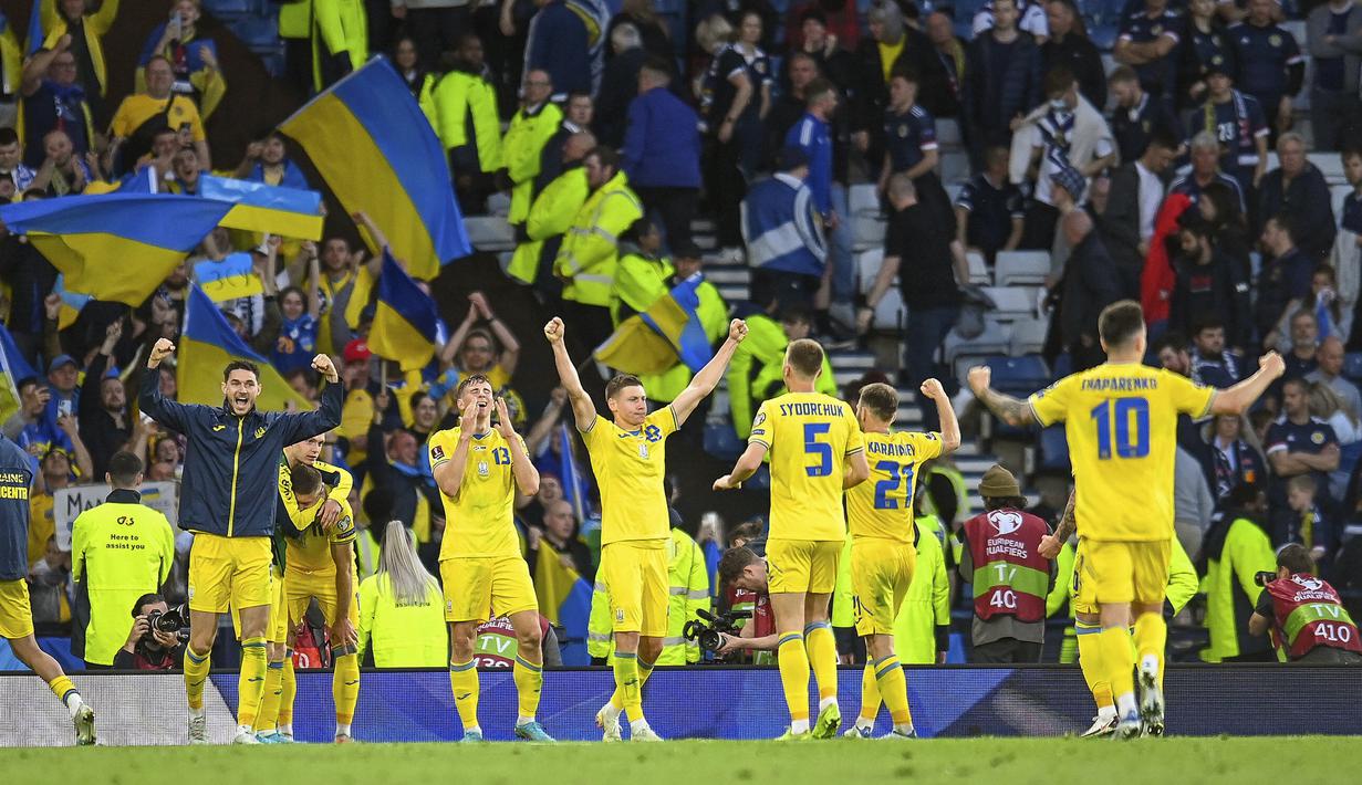 Pemain Ukraina merayakan peluit akhir pertandingan sepak bola play-off kualifikasi Piala Dunia 2022 antara Skotlandia dan Ukraina di Hampden Park Stadium, Glasgow, Skotlandia, 1 Juni 2022. Ukraina menang 3-1. (Malcolm Mackenzie/PA via AP)