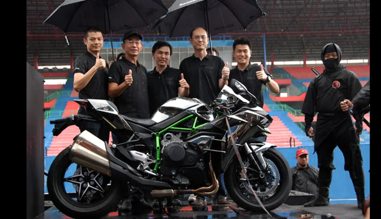 Jajaran Manajemen PT Kawasaki Motor Indonesia (KMI) memperlihatkan motor varian hyperbike Ninja H2 saat peluncurannya di Sirkuit Sentul, Bogor, Jumat (16/1). (ANTARA FOTO/Jafkhairi)