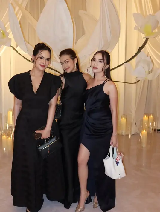 Rebbeca Klopper tampil dengan long dress hitam halterneck. Elina Joerg mengenakan slit long dress model one shoulder. [@steffizamora]