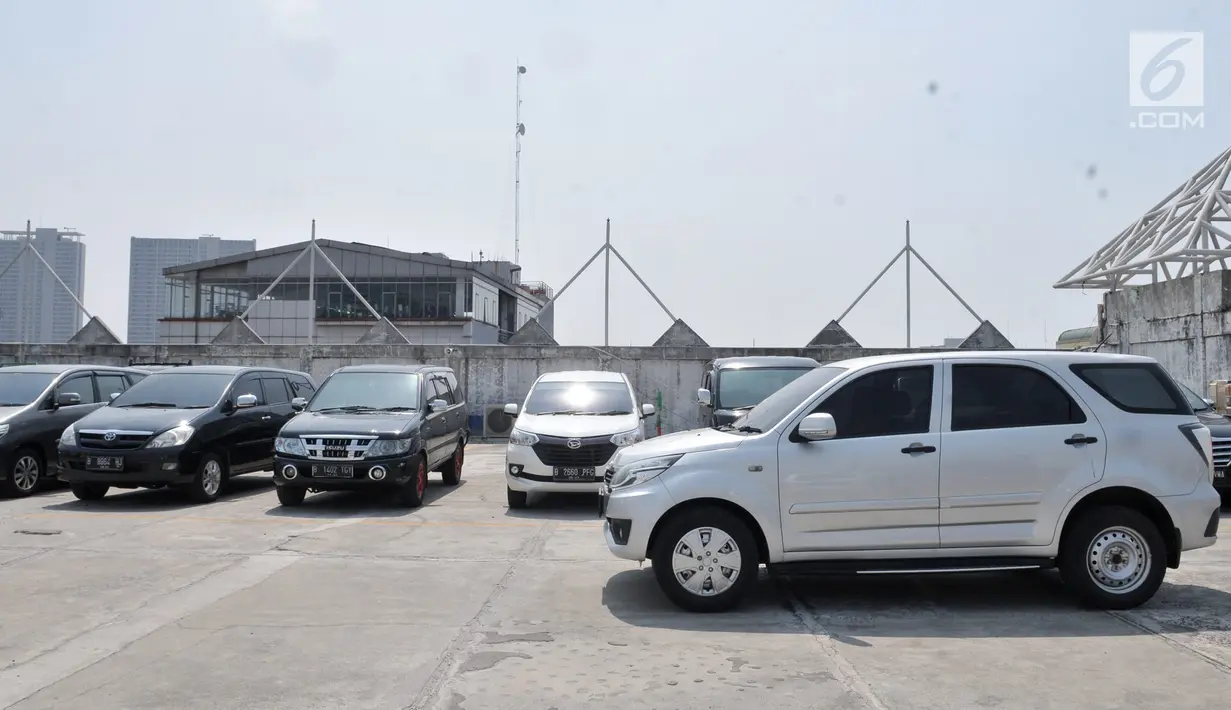 Sejumlah kendaraan terparkir di salah satu pusat perbelanjaan di kawasan Jakarta, Selasa (20/8/2019). Pemerintah Provinsi DKI Jakarta tengah mengkaji rencana untuk menaikkan tarif parkir di ibu kota sebagai bagian dari usaha mengurangi kemacetan dan polusi udara. (merdeka.com/Iqbal S Nugroho)
