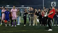 Legenda Manchester United Peter Schmeichel menendang bola saat menghadiri fun football tim Selebriti FC di kawasan Pancoran, Jakarta, Minggu (6/8/2023). Fun football tim Selebriti FC mengadakan tiga kontes yaitu adu tendangan mengenai mistar gawang, tendangan bebas, dan adu penalti di hadapan Schmeichel. (Liputan6.com/Herman Zakharia)