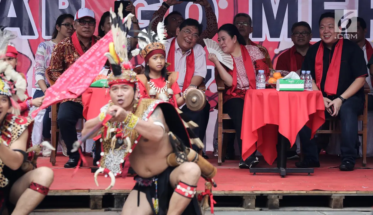 Menko PMK Puan Maharani didampingi politikus PDIP Utut Adianto dan Charles Honoris berbincang pada acara Festival Cap Go Meh 2570 di Seasons City, Jakarta,  Minggu (24/3). Acara ini diikuti komunitas Singkawang. (Liputan6.com/Fery Pradolo)