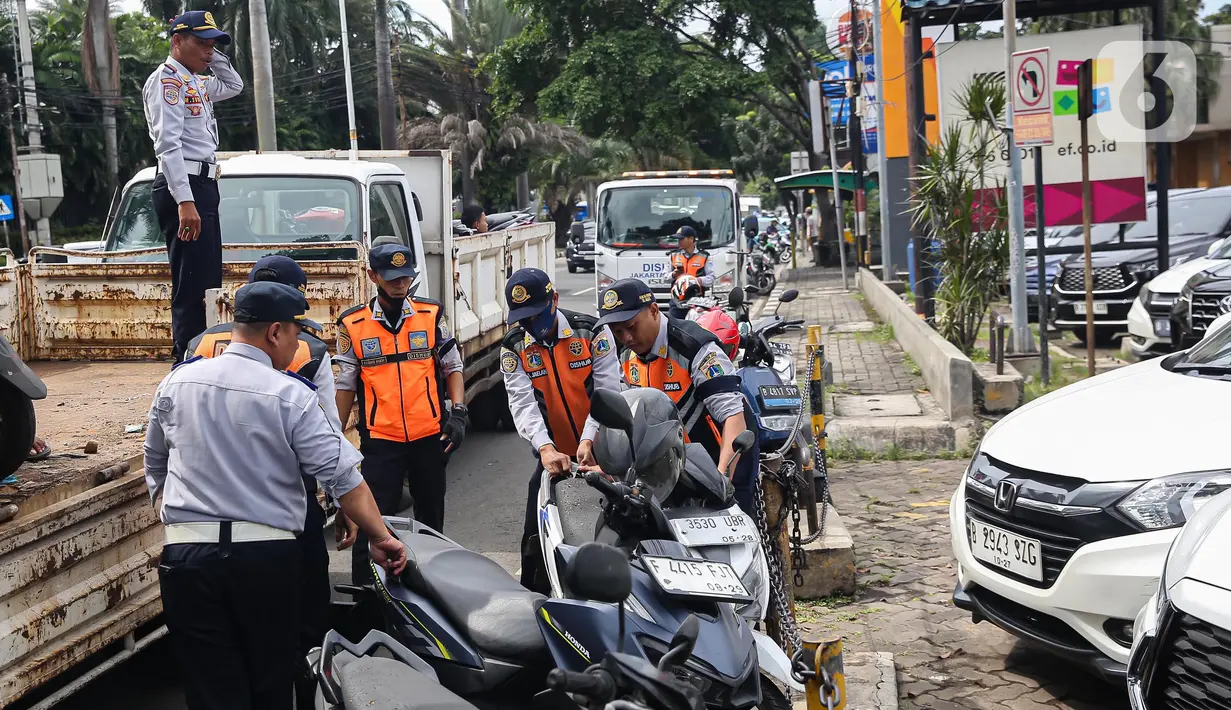 Kendaraan yang terjaring operasi tersebut kemudian didata di kantor Suku Dinas Perhubungan Jakarta Selatan. (Liputan6.com/Angga Yuniar)