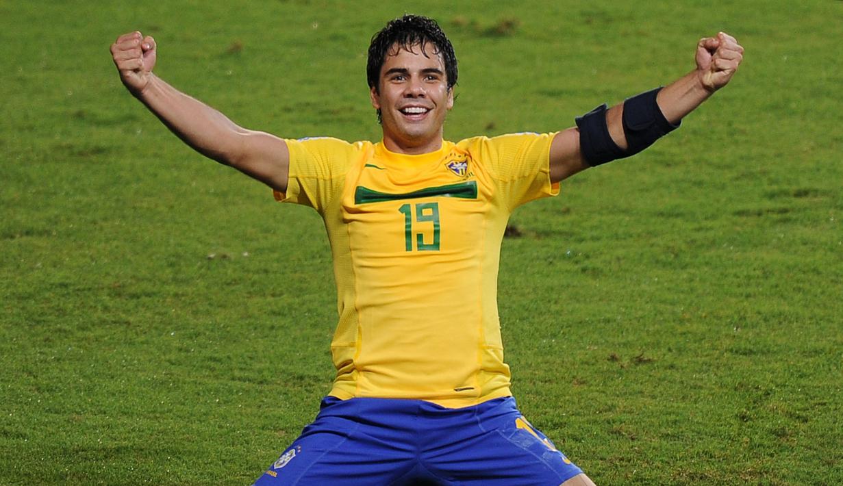 Pemain Timnas Brasil, Henrique Almeida mencetak gol keduanya ke gawang Meksiko pada laga semifinal Piala Dunia U-20 2011 di Hernan Ramirez Villegas stadium, Pereira, Kolombia, 17 Augustus 2011. Pada turnamen tersebut, Alemida sukses menjadi pencetak gol terbanyak lewat torehan 5 golnya. Penampilan gemilangnya bersama Tim Samba Muda juga membuatnya dinobatkan sebagai pemain terbaik. (AFP/Vanderlei Almeida)