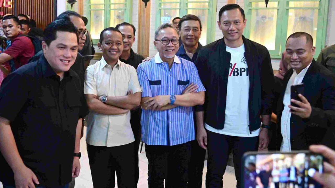 Setelah kunjungan ke Kejaksaan Agung, Ketum Demokrat itu berlanjut ke Kementerian Pertahanan siang ini untuk bertemu Menhan Pertahanan Prabowo Subianto.