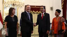 Presiden Joko Widodo bersalaman dengan PM Selandia Baru John Key di Istana Merdeka, Jakarta, (18/7). hubungan Indonesia-Selandia Baru di bidang ekonomi, perdagangan, investasi, energi terbarukan, pendidikan, dan pariwisata. (Liputan6.com/Faizal Fanani)