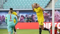 Striker Borussia Dortmund Erling Haaland berselebrasi usai mencetak gol ke gawang RB Leipzig pada pekan ke-33 Bundesliga di Red Bull Arena, Sabtu (20/6/2020).(AP Photo/Jens Meyer, Pool)