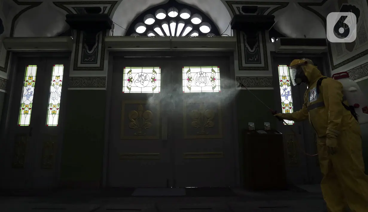 Petugas PMI menyemprotkan cairan disinfektan di Masjid Agung Al Azhar, Jakarta, Rabu (3/6/2020). Penyemprotan tersebut untuk mencegah penyebaran virus corona COVID-19 di rumah ibadah jika nantinya kembali dibuka untuk umum saat pemberlakuan new normal. (Liputan6.com/Johan Tallo)