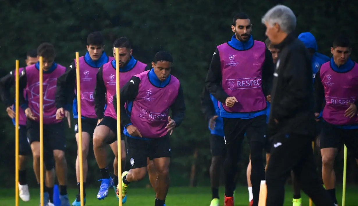 Para pemain Atalanta melakukan pemanasan selama sesi latihan di tempat latihan klub di Zingonia, dekat Bergamo (1/11/2021). Atalanta akan bertanding melawan melawan Manchester United pada Grup F Liga Champions di Gewiss Stadium. (AFP/Marco Bertorello)