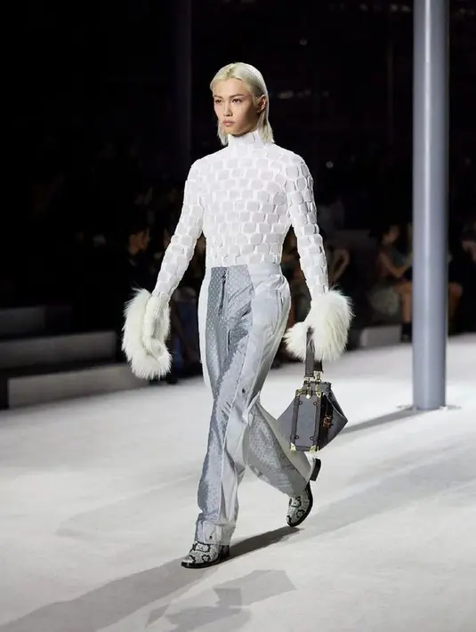 Felix tampil sebagai model di gelaran terakhir Paris Fashion Week. [Foto: Instagram/lixiessmoile]