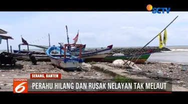 Lebih dari dua minggu pascatsunami Selat Sunda, nelayan di Cinangka, Serang, Banten, masih tak melaut lantaran perahu mereka rusak.