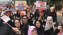 Peserta mengikuti pawai sosialisasi pengawasan Pilkada Serentak 2024 saat Hari Bebas Kendaraan Bermotor, Jalan MH Thamrin, Jakarta, Minggu (22/9/2024). (merdeka.com/Arie Basuki)