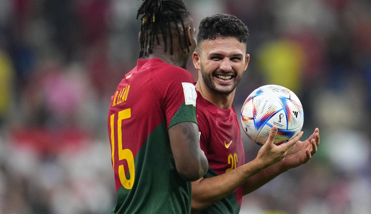 <p>Goncalo Ramos ditarik keluar pada menit ke-74 digantikan Cristiano Ronaldo. Meskipun begitu, ia tetap dinobatkan sebagai Man of The Match pada laga tersebut. (AP/Natacha Pisarenko)</p>