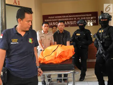 Jenazah pelaku skimming WNA asal Bulgaria yang ditembak mati oleh polisi dibawa ke RS Polri R Said Sukanto, Jakarta Timur, Kamis (5/4). Pelaku ditembak mati di Bekasi. (Merdeka.com/Arie Basuki)