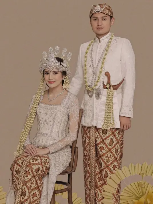 Di potret lainnya, pasangan ini tampil bak pengantin Sunda dengan aura ningrat yang kental [@bebyesofficialreal]