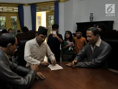 Pengunjung mengamati diorama Bung Karno, Bung Hatta, dan Ahmad Soebardjo saat merumuskan naskah Proklamasi di Museum Perumusan Naskah Proklamasi, Jakarta, Minggu (18/8/2019). Museum ini dahulu merupakan kediaman perwira Jepang Laksamana Tadashi Maeda. (merdeka.com/Iqbal S. Nugroho)