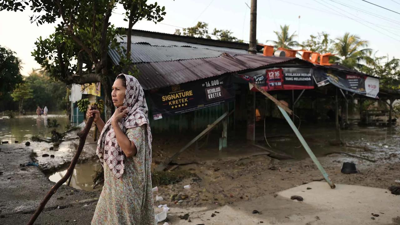 FOTO: Akses Terputus, Warga Bireuen Terisolasi Usai Banjir Besar Hancurkan Sembilan Jembatan