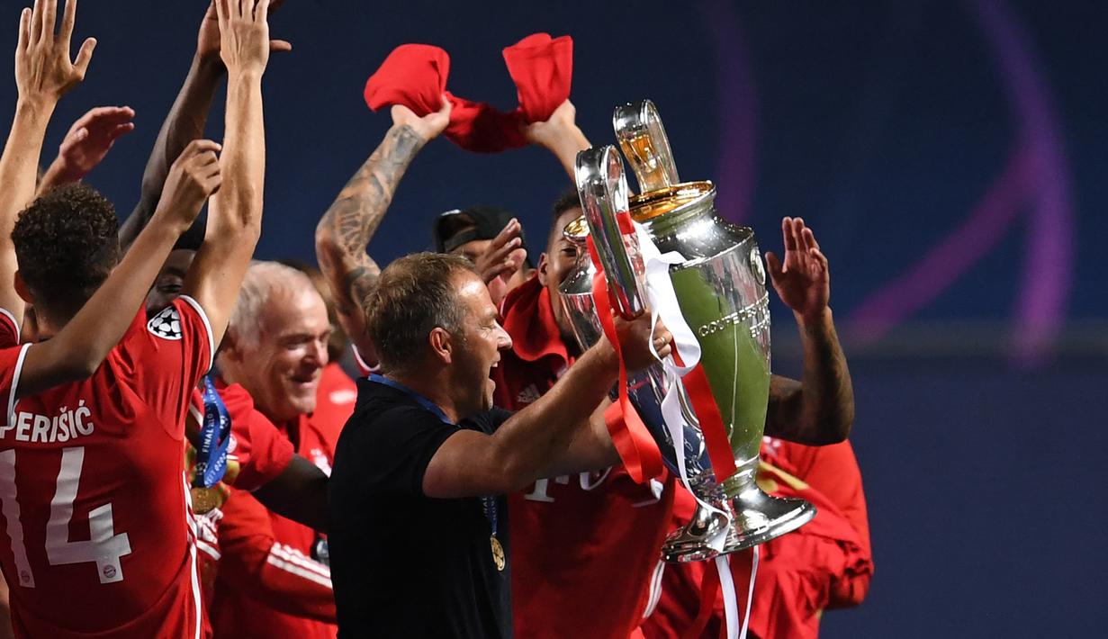 Hans-Dieter Flick. Ia merupakan asisten Niko Kovac yang akhirnya menjadi pelatih utama Bayern Munchen usai Niko Kovac dipecat pada tengah musim 2019/2020. Ia langsung mempersembahkan trofi Liga Champions usai menang 1-0 atas PSG dalam partai final di Luz Stadium, 23 Agustus 2020. (AFP/David Ramos)