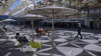 Orang-orang duduk di luar pada hari yang cerah di pusat kota Tel Aviv, Israel, Kamis (2/12/2021). Penduduk kota metropolis tepi laut Israel, Tel Aviv, telah bertahun-tahun mengeluhkan betapa mahalnya biaya hidup yang menghabiskan sebagian dari gaji mereka. (AP Photo/Oded Balilty)