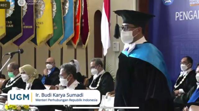 Menteri Perhubungan (Menhub) Budi Karya Sumadi mendapatkan Gelar Doktor Kehormatan (Doctor Honoris Causa) dari Universitas Gadjah Mada (UGM) pada Senin 23 Mei 2022.