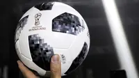 Bola resmi Piala Dunia 2018 Rusia yang diberi nama Telstar 18 diluncurkan dalam acara di Moskow, Kamis (9/11). Motif di Telstar 18 berupa hitam gradasi ke abu-abu dan kata Telstar serta logo Piala Dunia Rusia 2018 diberi warna emas (AP Photo/Oleg Shalmer)
