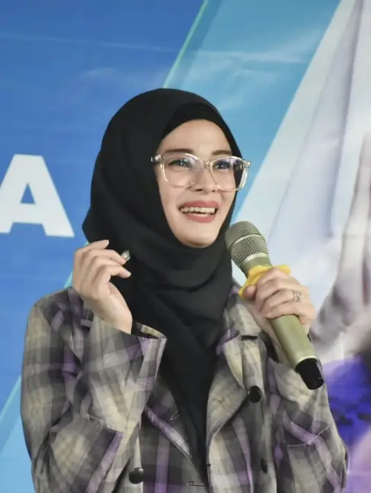<p>Meski dibesarkan di dunia entertainment, dan kemudian meninggalkannya, ia mengaku tak keberatan meninggalkan dunia akting. Sebab, ia mengaku punya tanggung jawab yang lebih besar. [Instagram/jihanfahirareal]</p>