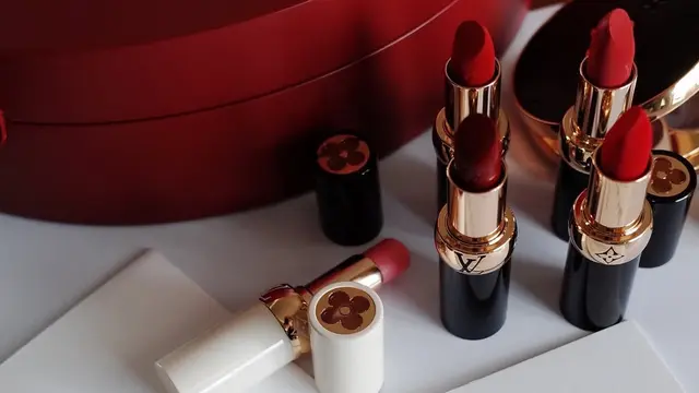Lipstik Louis Vuitton Harga Rp2 jutaan. [@enzystoria]