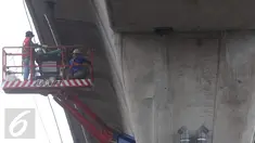 Dua pekerja tengah memasang pipa saluran air di jalan layang khusus TransJakarta Tendean-Ciledug, di Jakarta, Kamis (24/22). Proyek pembangunan jalan layang Transjakarta Koridor XIII Tendean-Ciledug sudah hampir rampung. (Liputan6.com/Helmi Afandi)