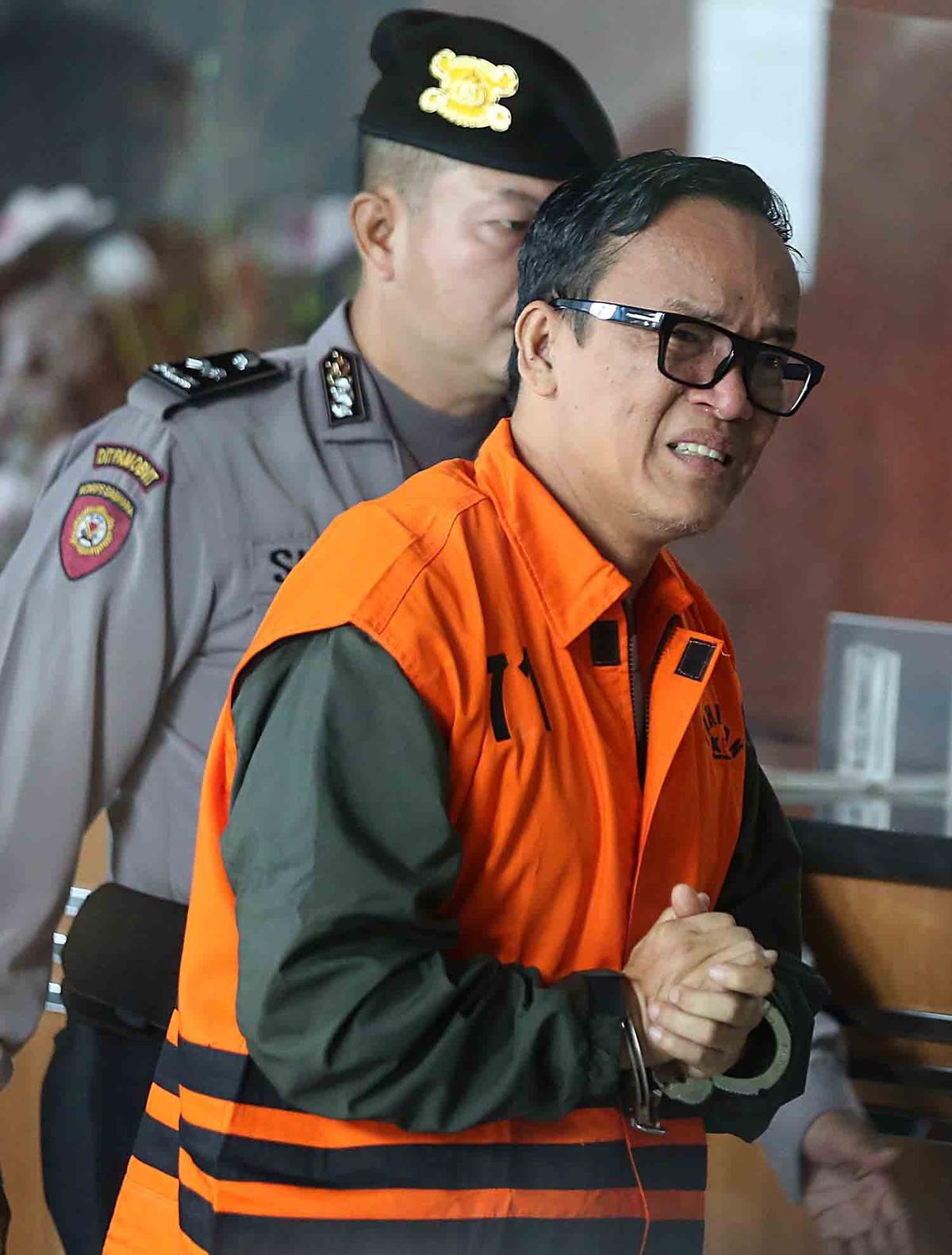 FOTO:  Wamenaker Immanuel Ebenezer Menangis Usai Ditetapkan Tersangka Kasus Sertifikat K3