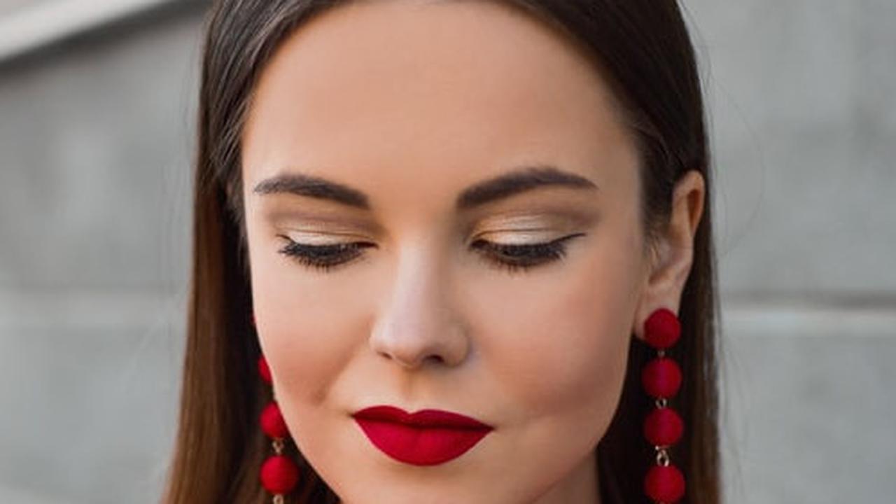 Mengaplikasikan Makeup Terlalu Tebal dan Menor