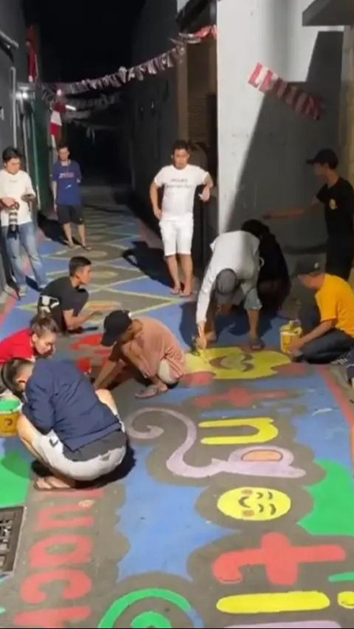 Meski dikenal sebagai artis, Ayu Ting Ting betah tinggal di rumah yang berada di gang sempit, menunjukkan ketulusan dan keteguhan hatinya terhadap lingkungan sekitarnya.<br>