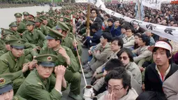 22 April 1989, ratusan aktivis pro-demokrasi berhadapan dengan aparat kepolisian saat berunjuk rasa di Lapangan Tiananmen, Tiongkok. (AFP PHOTO/CATHERINE Henriette)