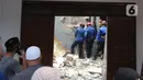 Petugas Damkar berusaha mengevakuasi anak berusia 12 tahun yang tertimpa beton akibat tergulingnya truk crane di Jalan Mawar, Perumnas Depok Jaya, Depok, Jawa Barat, Jumat (15/10/2021). (merdeka.com/Arie Basuki)