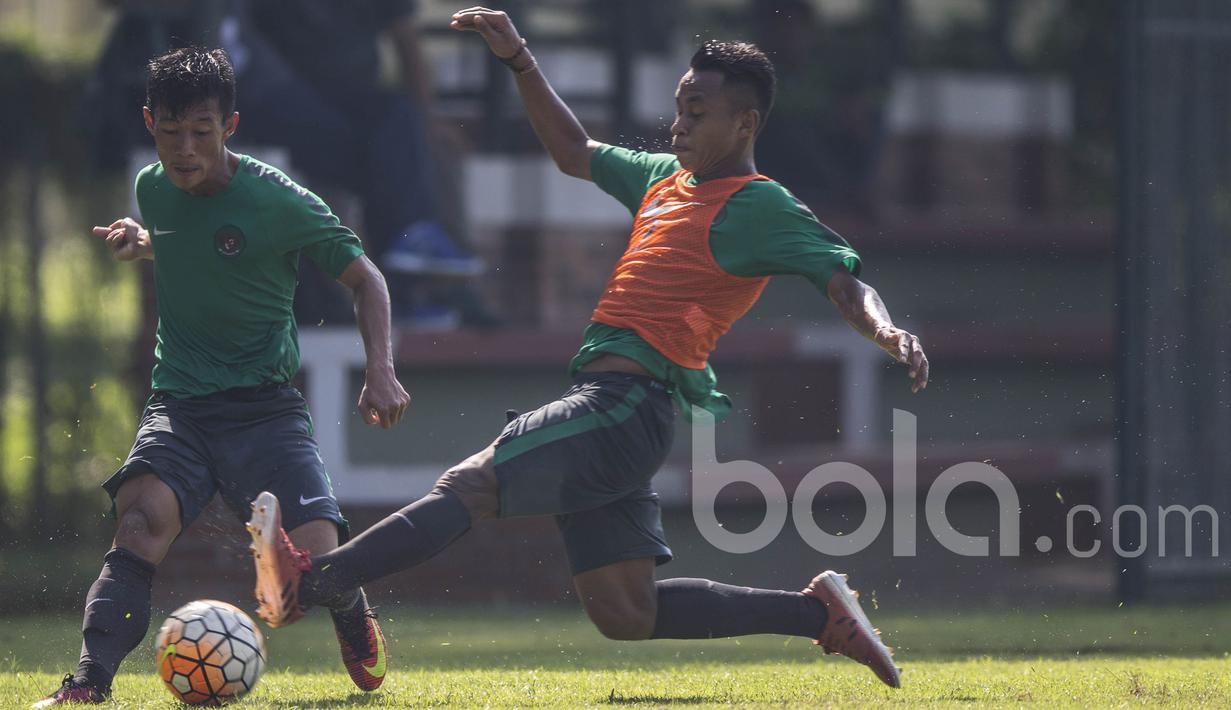 Bek Persib, Henhen Herdiana, berusaha melewati bek Persipura, Osvaldo Haay, saat mengikuti seleksi Timnas Indonesia U-22 di Lapangan SPH Karawaci, Banten, Kamis (9/3/2017). (Bola.com/Vitalis Yogi Trisna)