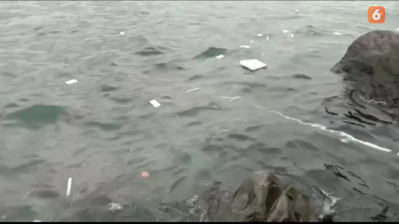 Laut di Kawasan Pelabuhan Ketapang Banyuwangi Tercemar Sampah Kemasan Rapid Test Antigen (Hermawan Arifianto/Liputan6.com)