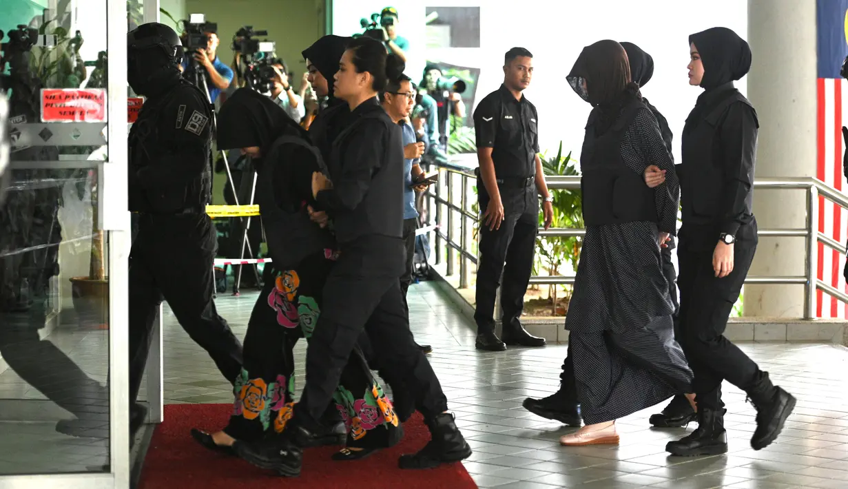 Warga negara Indonesia Siti Aisyah saat tiba di Pengadilan Tinggi Shah Alam, Kuala Lumpur, Malaysia, Senin (11/3). Siti Aisyah dituduh menjadi pelaku penyerangan Kim Jong-nam dengan menggunakan racun VX. (AFP Photo/ Mohf Rasfan)