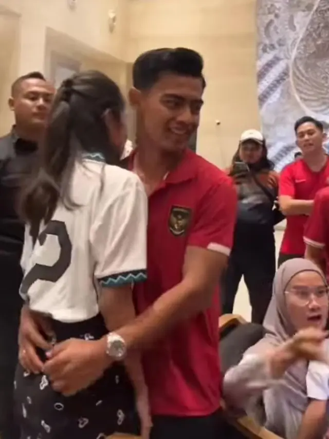 Potret Azizah Salsha Salting Dicium dan Dipeluk Pratama Arhan