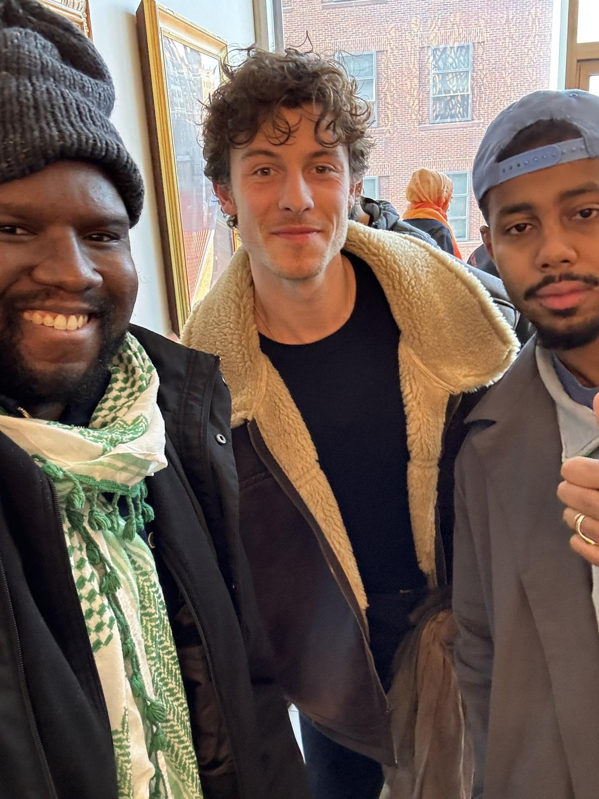 Viral Shawn Mendes Terlihat Ikut Jumatan di Masjid New York University