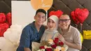 Dalam keterangan unggahannya, artis berusia 48 tahun ini menuliskan keterangan unggahan dengan angka 9855. Angka tersebut merupakan sebuah angka yang mencerminkan perjalanan panjang dalam membangun rumah tangga. Sebuah perjalanan yang tidak selalu mudah, tetapi penuh dengan berkah dan pelajaran berharga. Pernikahan bukan hanya tentang kebersamaan fisik, tetapi juga tentang menyatukan hati dalam cinta, kesabaran, dan keikhlasan. (Liputan6.com/IG/@marinizumarnisreal)