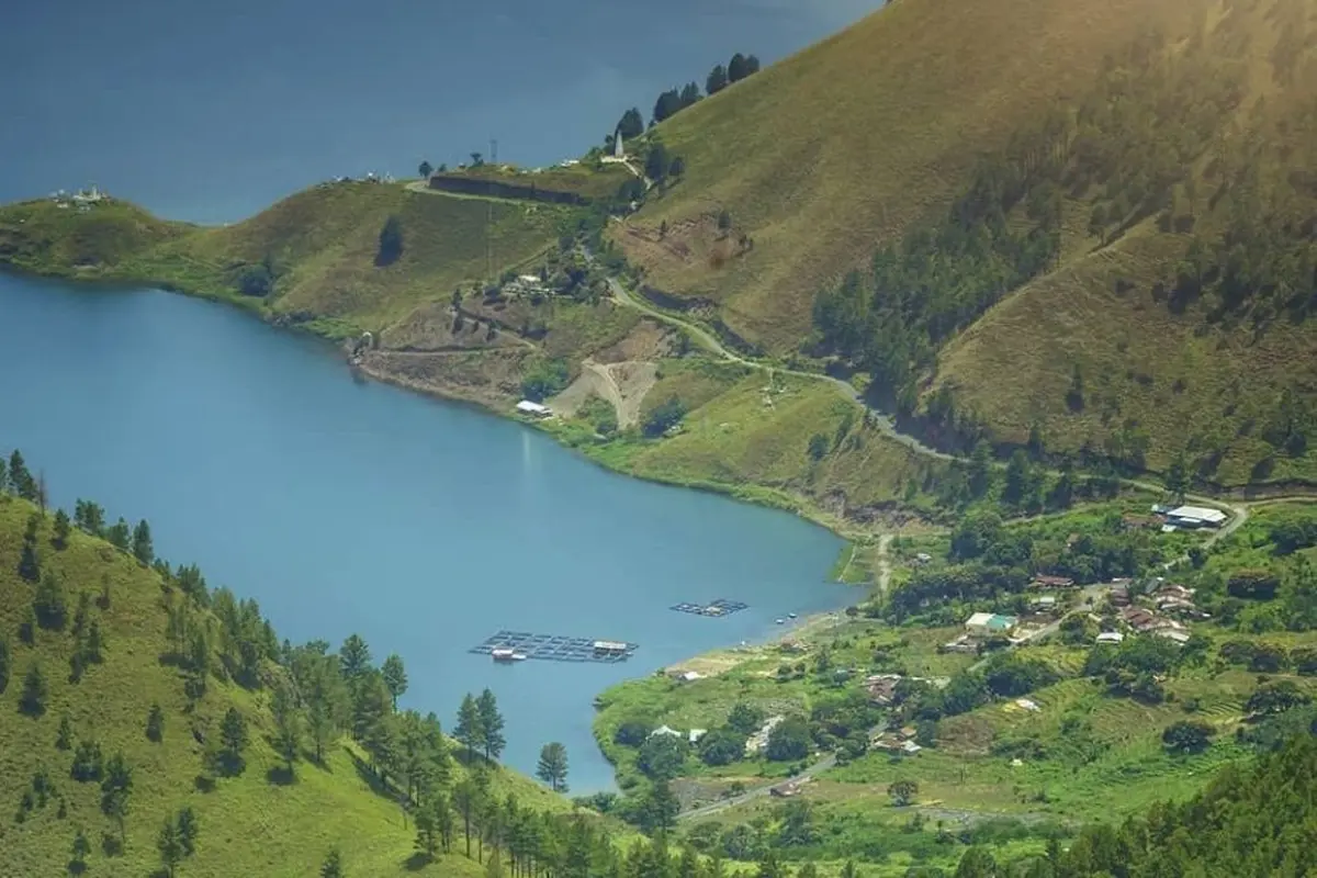 Gunung Toba di Sumatera Utara meletus dahsyat hingga letusannya memunculkan kaldera yang kini dikenal sebagai Danau Toba