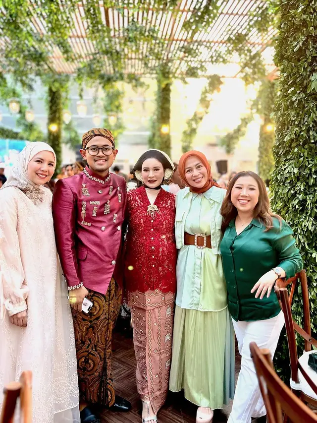 8 Potret Artis di Acara Pengajian dan Mitoni Shandy Purnamasari