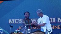 Ketua Umum PP Kagama periode 2019-2024 Ganjar Pranowo bersama Ketua MK Anwar Usman dalam acara penutupan Munas ke-XIII Kagama di Hotel Grand Inna Bali Beach, Denpasar, Bali, Sabtu (16/11/2019). (Ist)